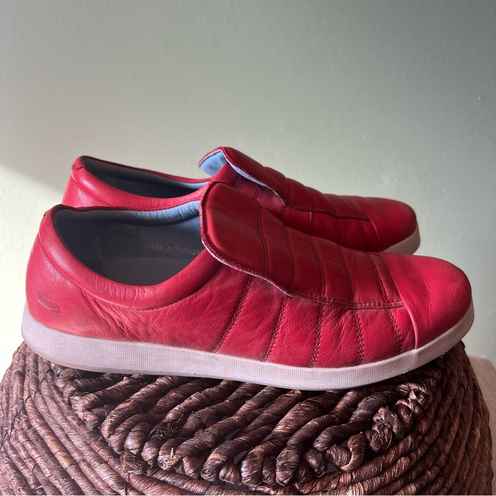 Cloud Women’s Red Super Comfy Flats with Elastic Slip-On Design Size 39 or US 8